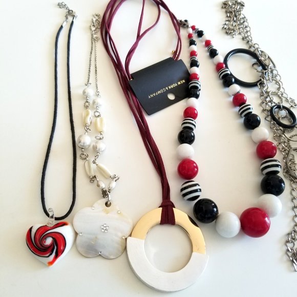 Lot of 5 Red Black White Beaded Necklaces Mother of Pearl Hearts - Picture 12 of 13